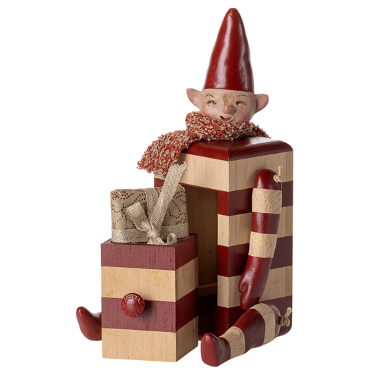 Nisse med skuffe dekoration.