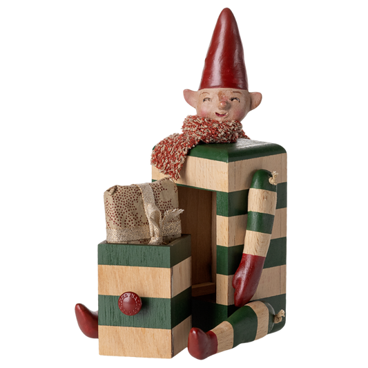 Nisse med skuffe dekoration.