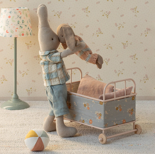 Maileg Kanin, Micro - Brun - Støvet rosa strikket dragt