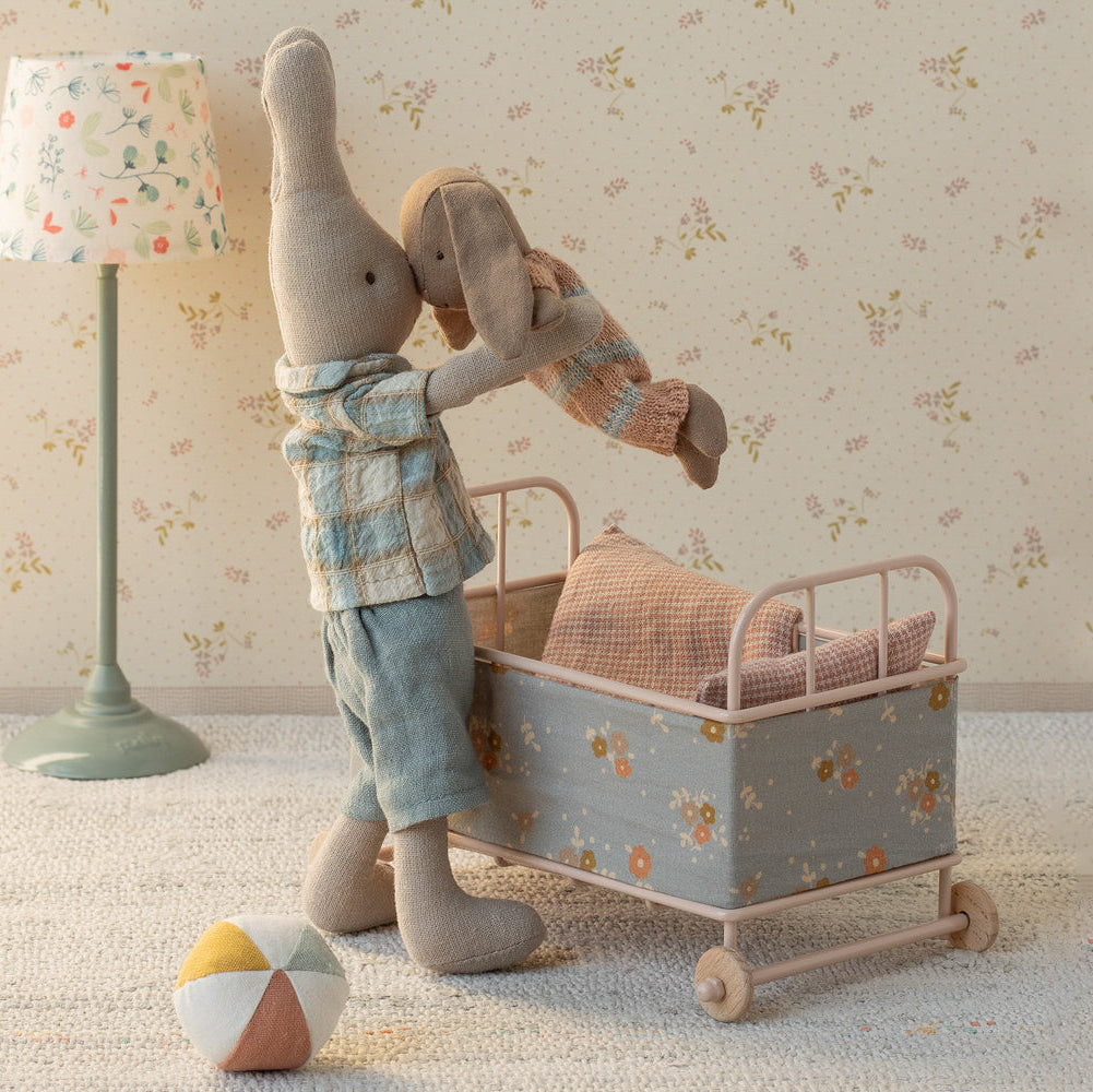 Maileg Kanin, Micro - Brun - Støvet rosa strikket dragt