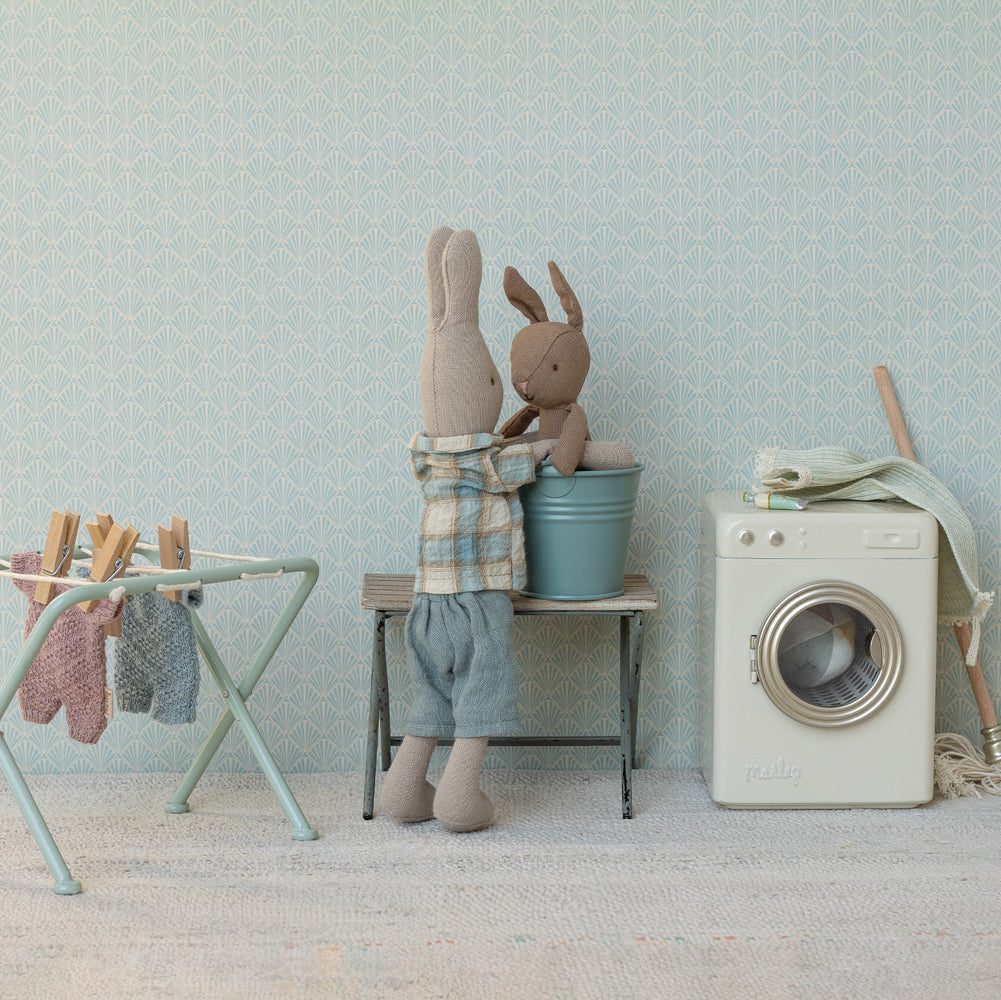 Maileg Hare, Micro - Brun - Blå strikket dragt