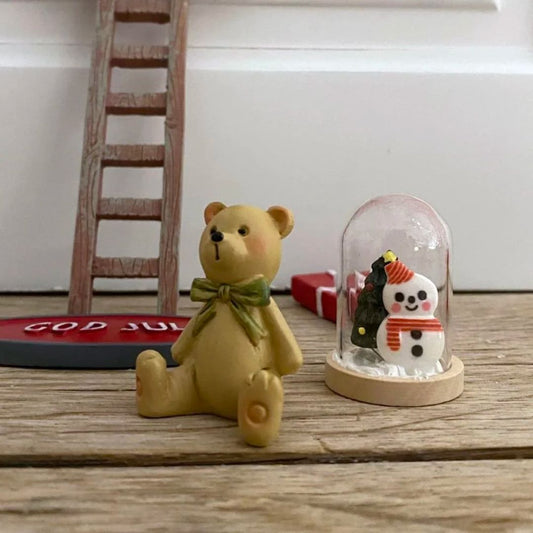 Det Gamle Apotek nissedør Teddy siddende bamse