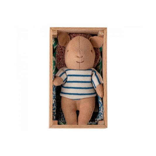 Maileg Gris i trækasse, Baby - Dreng