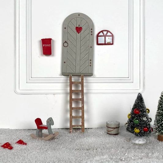 Det Gamle Apotek nissedør Gyngehest