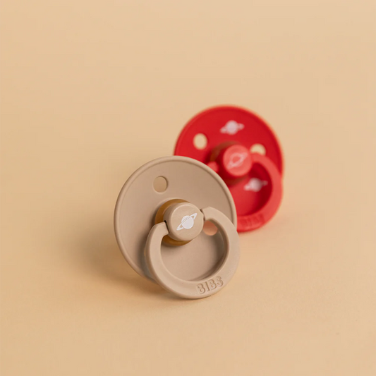 2 pakke med sutter i en beige og rød med print af planeter.