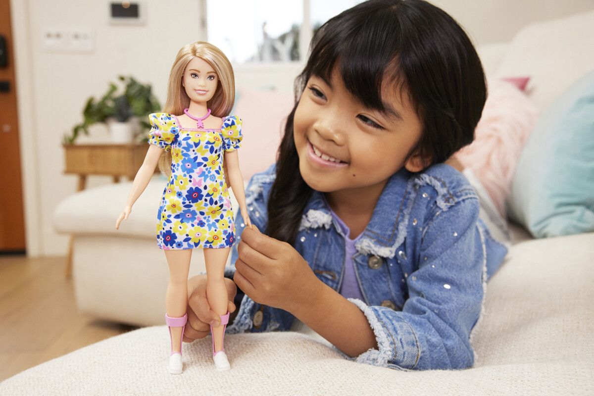 Barbie Fashionista Doll Yellow Blue Floral (DS)