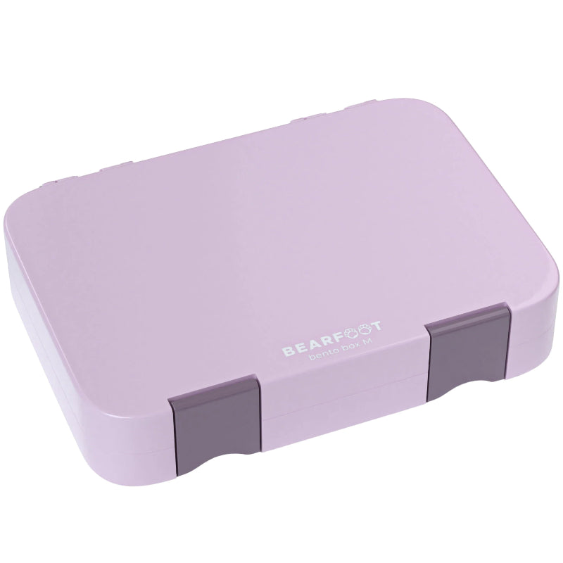 Lilla madkasse med 2 klemmer til at åbne og lukke med. Den har en indsats med forskellige rum, så man selv kan vælge om man ønsker 4 eller 6 rum. Madkassen har en silikoneforsegling og er lækagesikker med tyktflydende væsker. Den har et nemt åbne- og lukkesystem, så barnet uden problemer kan komme til sin mad.