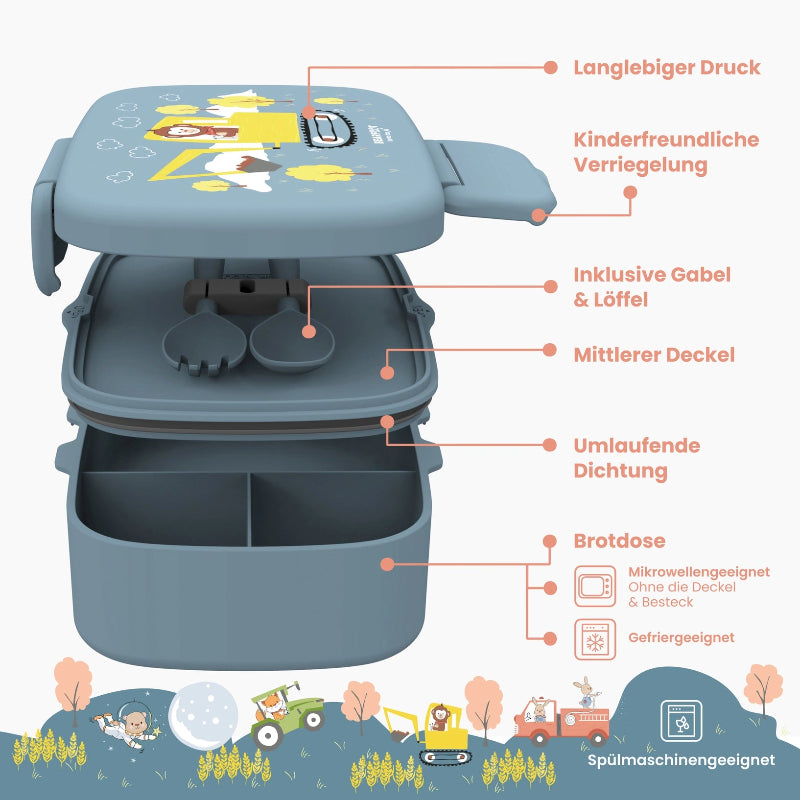 Blå madkasse med håndtegnede motiv af en abe, som kører en gravko. Den har 3 rum og kommer med et lille bestiksæt. Madkassen med skillevægge er ikke en almindelig madkasse, men en bento-madkasse.