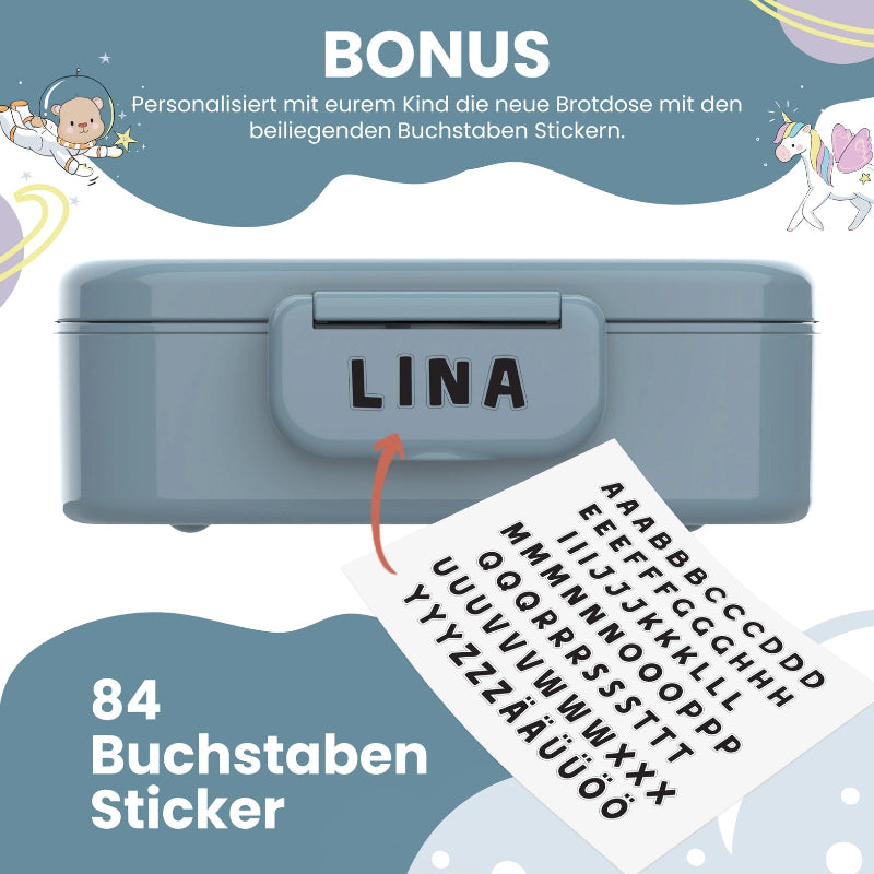 Blå madkasse med håndtegnede motiv af en abe, som kører en gravko. Den har 3 rum og kommer med et lille bestiksæt. Madkassen med skillevægge er ikke en almindelig madkasse, men en bento-madkasse.