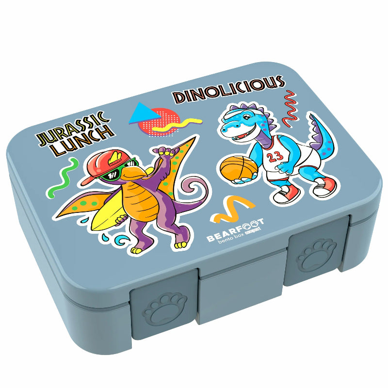 Madkassen åbnes og lukkes med 2 klemmer og kan rumme op til 1000ml. Den er pyntet med klistermærker af seje dinosaurer. Madkassen har 3 rum og en ekstra beholder.