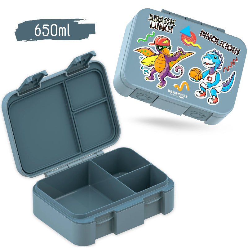 Madkassen åbnes og lukkes med 2 klemmer og kan rumme op til 650. Den er pyntet med klistermærker af seje dinosaurer. Madkassen har 3 rum og indsatsen kan tages ind og ud.