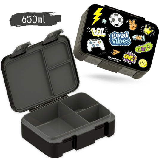 Madkassen åbnes og lukkes med 2 klemmer og kan rumme op til 650ml. Den er pyntet med klistermærker af fodbolde, gamerkonsoller, skateboards og andre motiver, som giver Good Vibes. Madkassen har 3 rum og indsatsen kan tages ind og ud.
