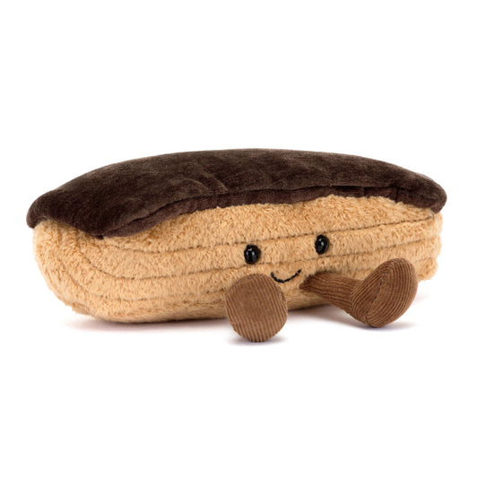 Jellycat bamse formet som en eclaire kage med chokolade glasur på toppen. Den har det sødeste smil og små ben, der stikker ud.