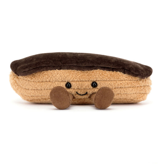 Jellycat bamse formet som en eclaire kage med chokolade glasur på toppen. Den har det sødeste smil og små ben, der stikker ud.