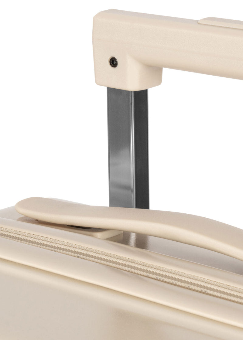 Beige rejsekuffert med fodbold motiv.