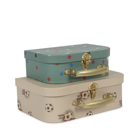 2 pak kufferter med print af fodbolde og stjerner.