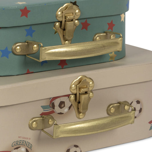 2 pak kufferter med print af fodbolde og stjerner.