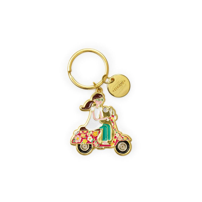 Guld nøglering med en pige på scooter.