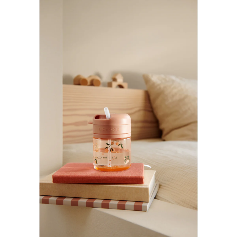 Kop med sugerør og fersken print.