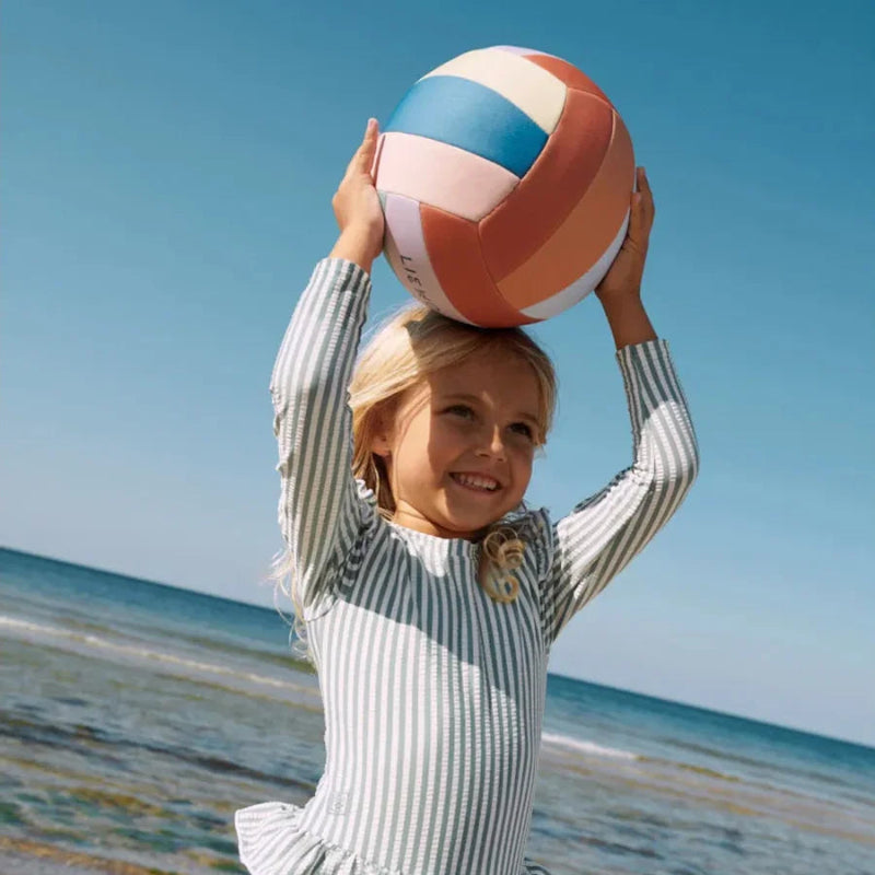 Volleyball i flere farver.