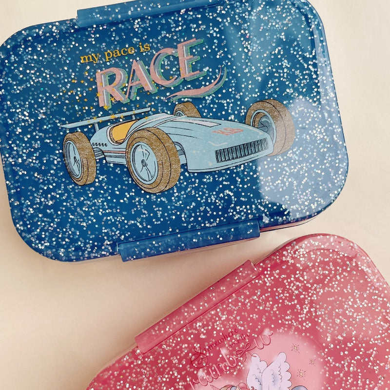 Madkasse med glitter og racerbil.