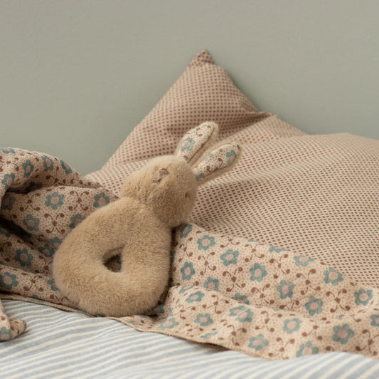 Gaveæske med en hare-rangle og en stofble.