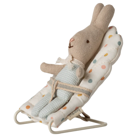 Skråstol til Maileg babymus med cremet stof og multifarvede prikker.