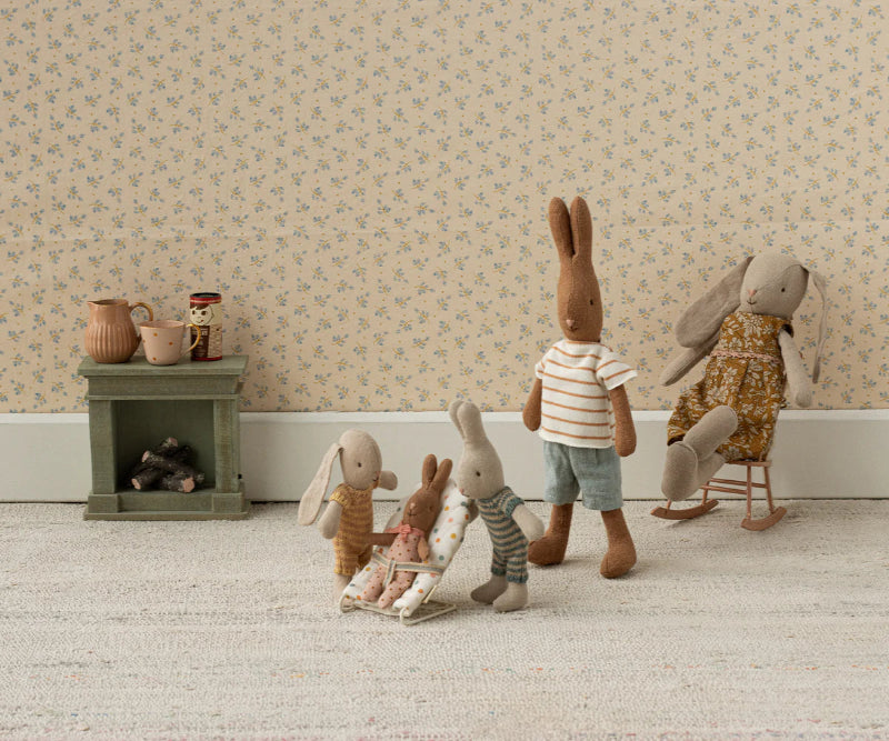 Skråstol til Maileg babymus med cremet stof og multifarvede prikker.