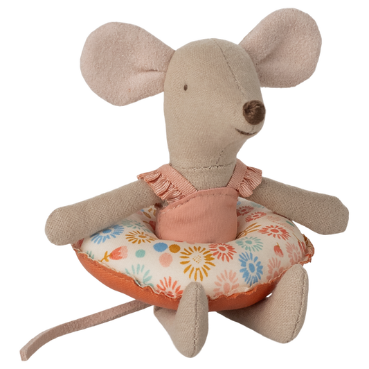 Maileg Mus med lyserød badedragt og blomster badering.