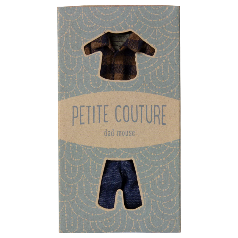 Brun ternet skjorte og blå jeans, som passer til Maileg far musen.