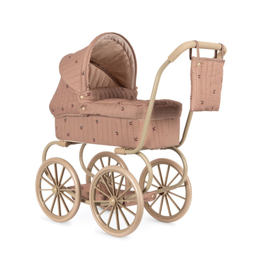 Vintage dukkevogn med rosa stof og kirsebærprint.