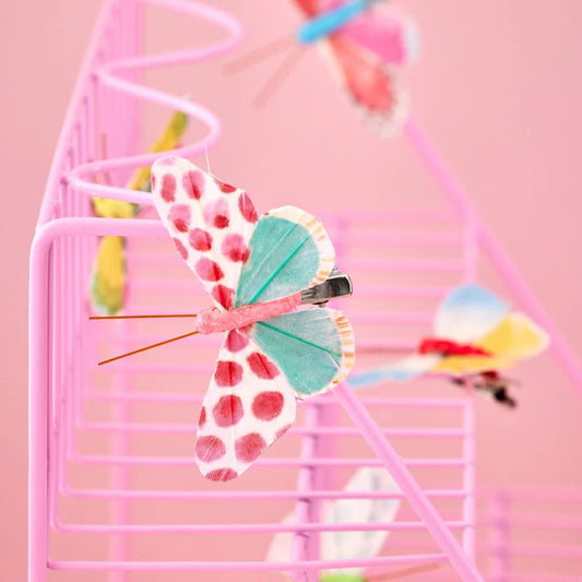 Grøn og pink sommerfugl med klips.