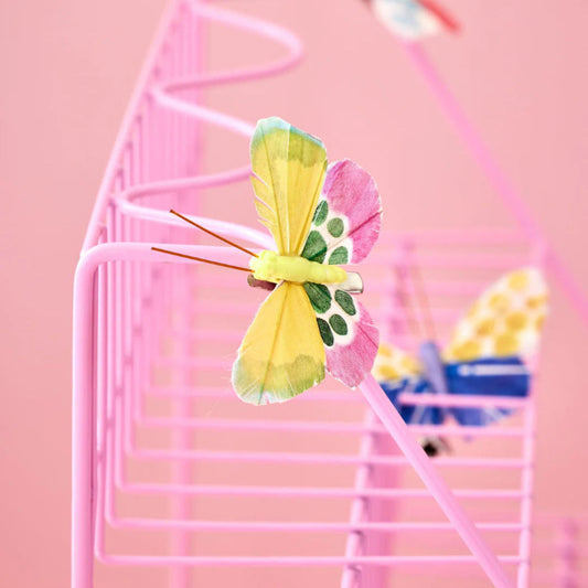Gul, grøn og pink sommerfugl med klips.