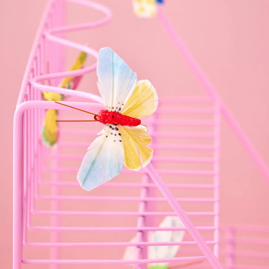 Lyseblå og gul sommerfugl med klips.