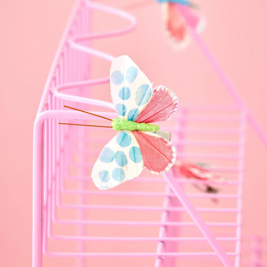 Sommerfugl i koral og blå med klips.