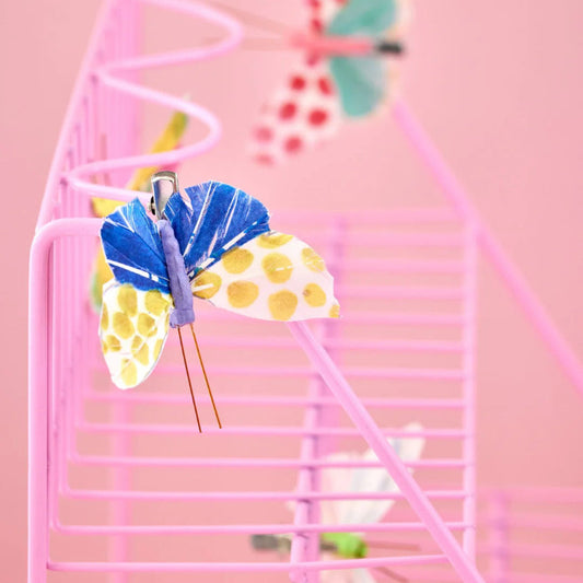 Mørkeblå og gul sommerfugl med klips.