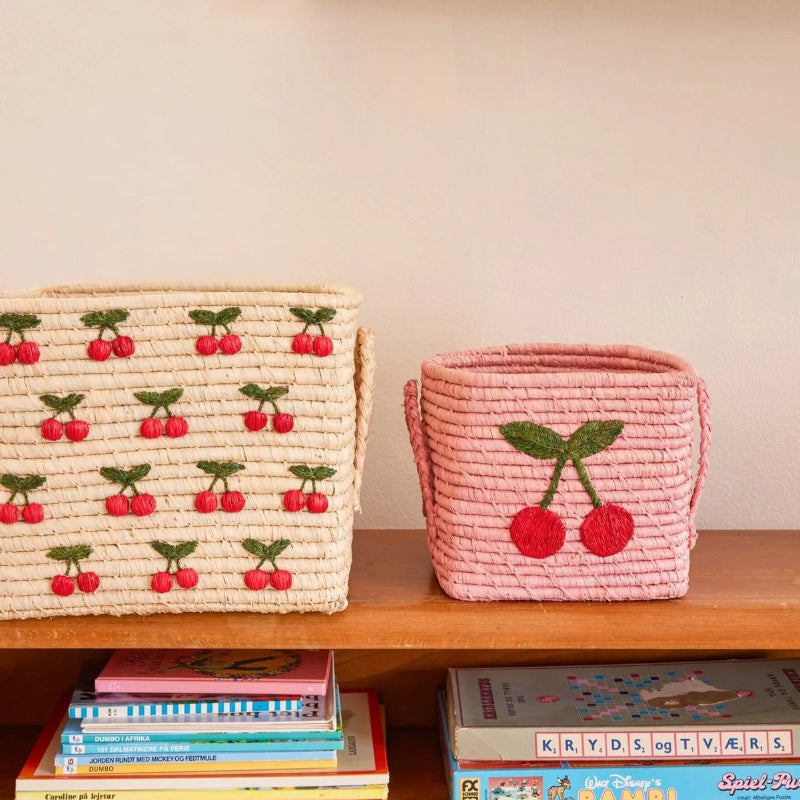 Lyserød raffia kurv med kirsebær print.