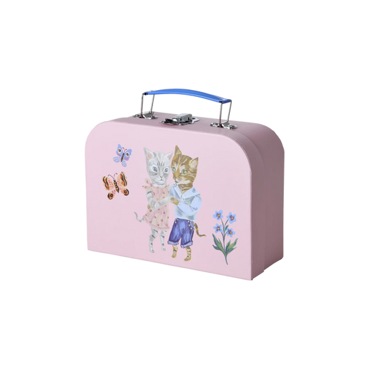 Lyserød kuffert med to katte, som danser sammen. De er omringet af sommerfugle og blomster.