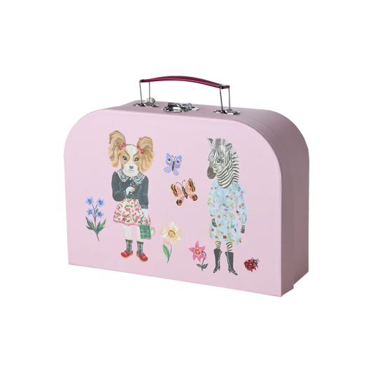 Lyserød kuffert med hund og zebra i seje outfits omringet af blomster og sommerfugle.
