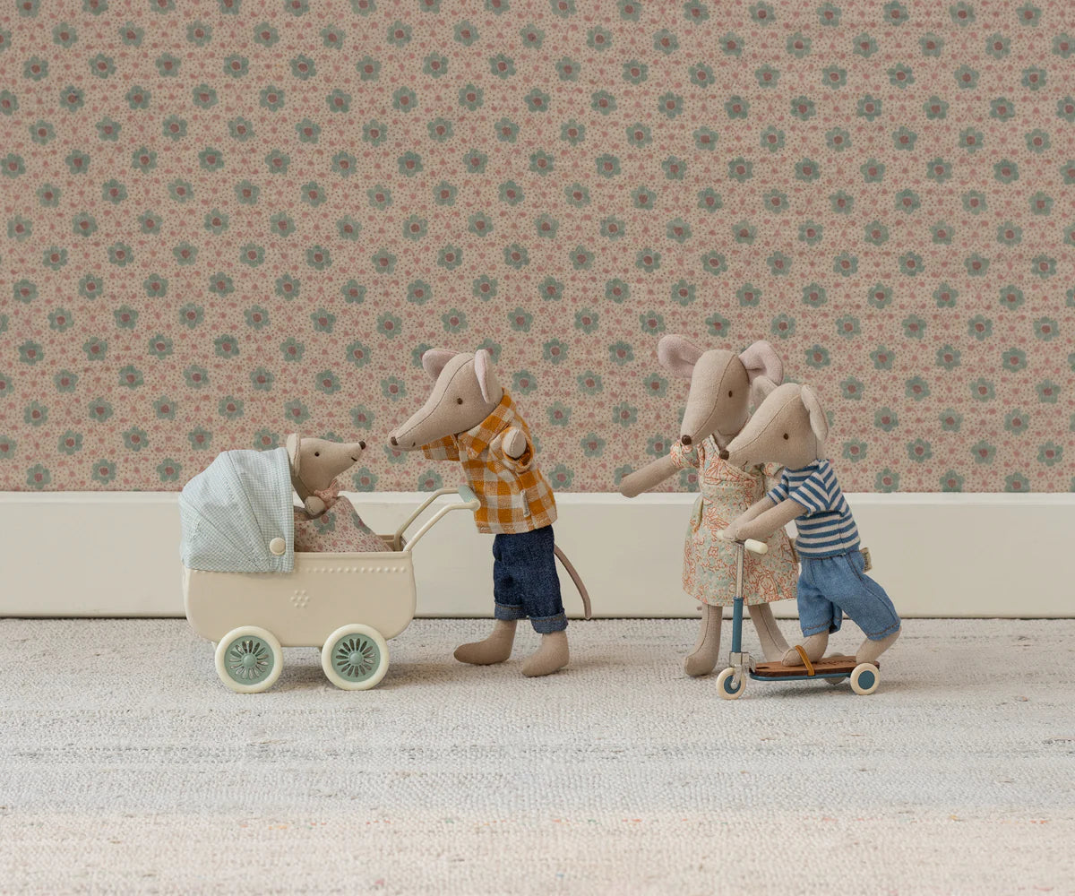 Maileg Barnevogn med baby mus - Mint