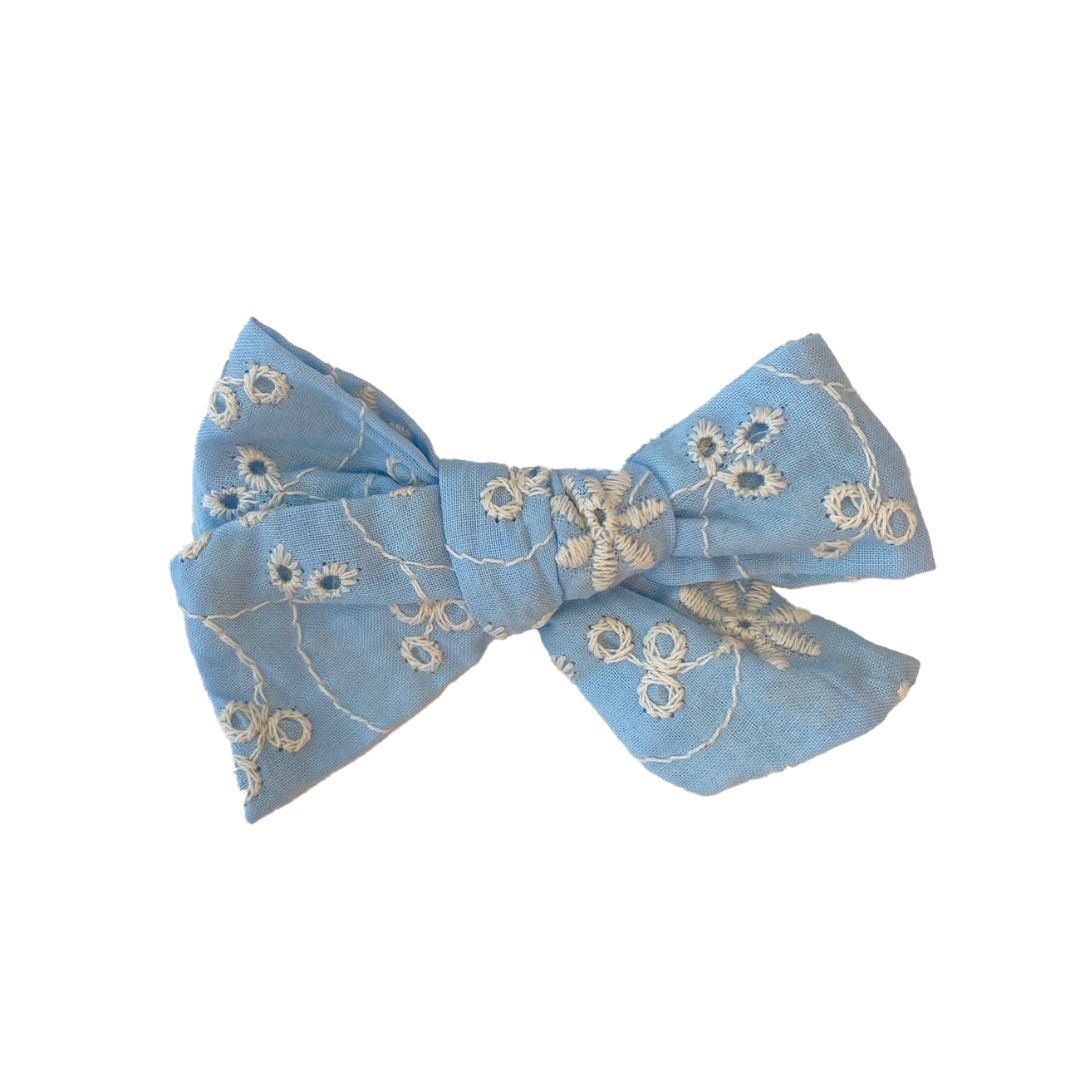 By Stær Cornelia – Lyseblå Broderi Anglaise