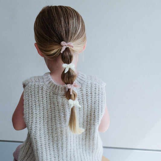 Elastikker med sløjfer på.