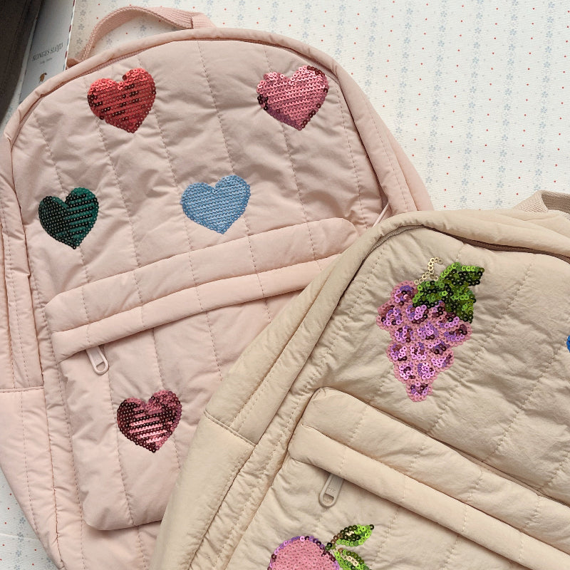 Quilted rygsæk med palliet hjerter.