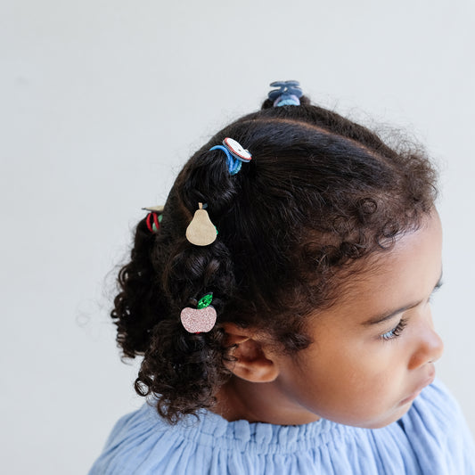 Hårspænder med frugter på.