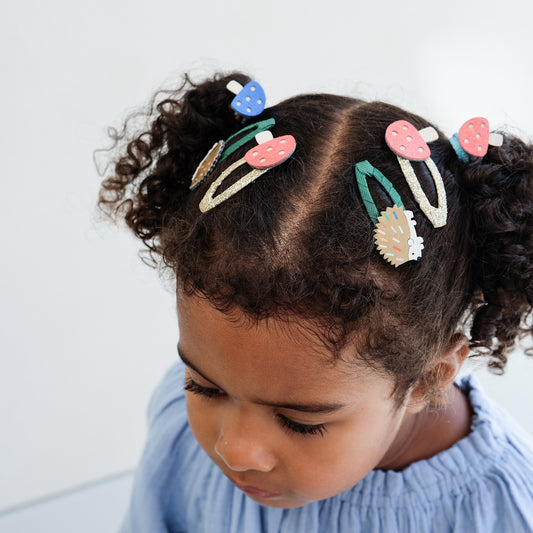 Hårspænder med pindsvin og svamp på.