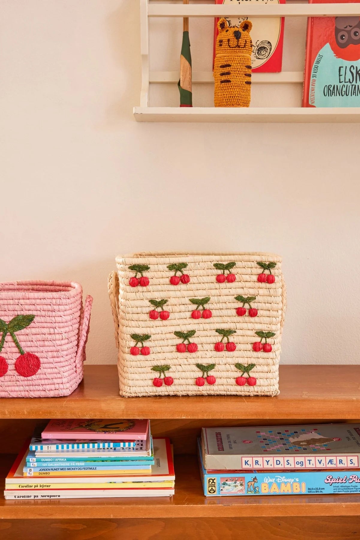 Rice Firkantet Raffia Kurv - Natur - Small Cherries All Over Design