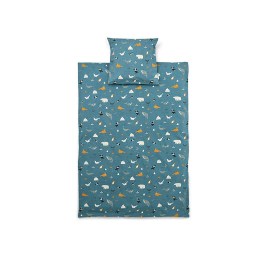 Blåt sengetøj med motiver af arktiske dyr.