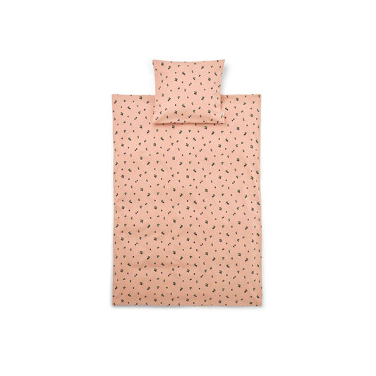 Lyserødt sengetøj med bær mønster.