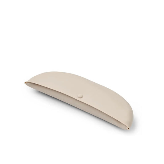 Cremefarvet silikone hagesmække med katte og hunde.