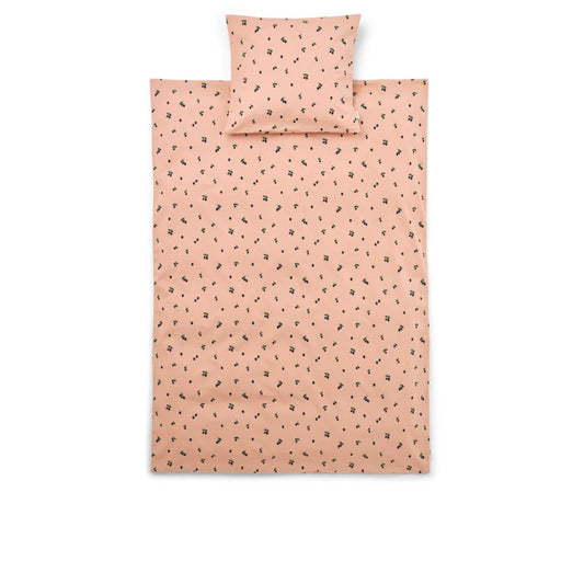 Lyserødt sengetøj med bær motiv.